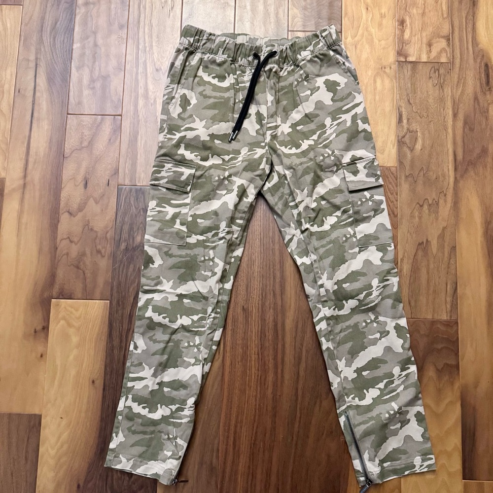 Men’s Supply & Demand NYC camo cargo pants with elastic waistband sz med